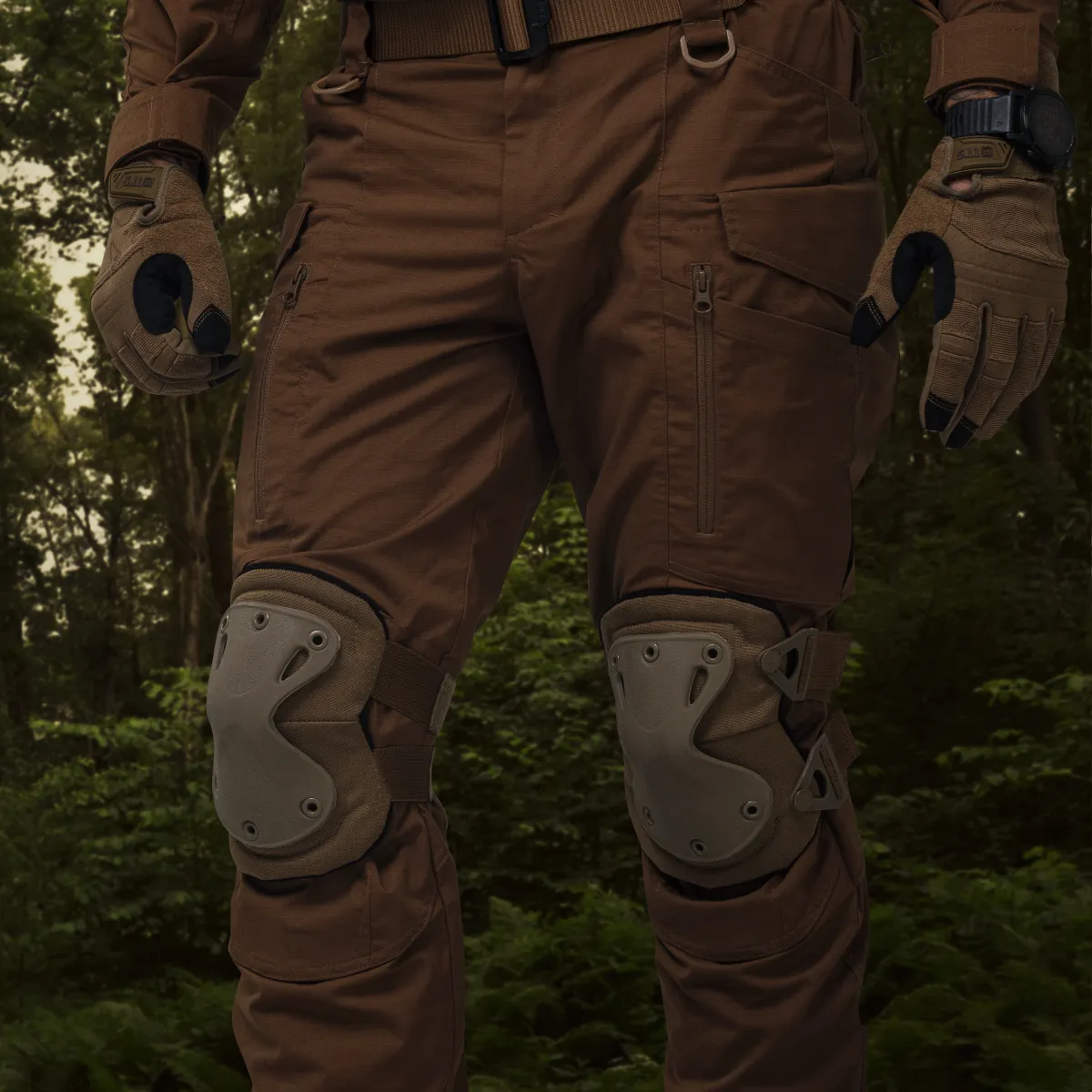 Наколінники тактичні Defcon 5. Еластичний пластик, анатомічно вигнуті. Койот 6