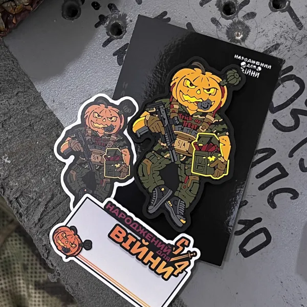 Патч (шеврон) «Малюк народжений для війни Halloween edition» від Sanchi. М’який ПВХ пластик 5