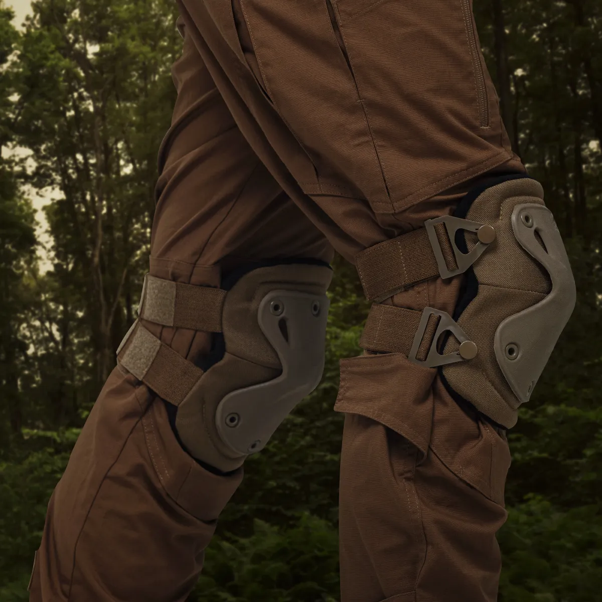 Наколінники тактичні Defcon 5. Еластичний пластик, анатомічно вигнуті. Койот 3