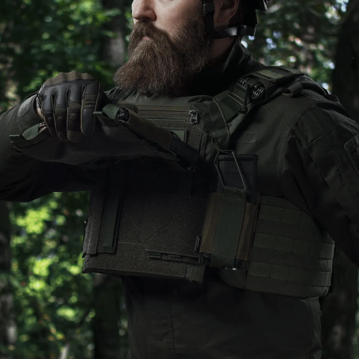 Боковий правосторонній еластичний підсумок для магазинів АК/AR та турнікетів відкритого типу з кріпленням на липучці. Олива 7