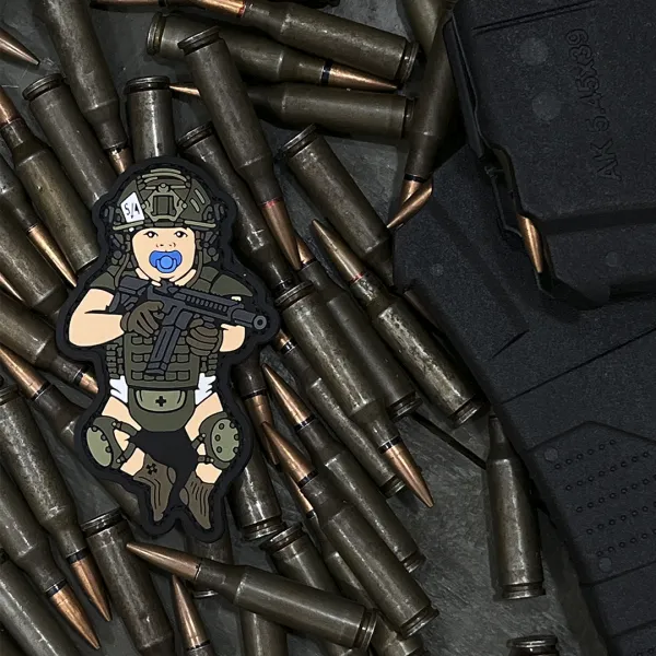 Патч (шеврон) «Малюк народжений для війни» від Sanchi. М’який ПВХ пластик. Олива 5