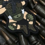 Патч (шеврон) «Малюк народжений для війни» від Sanchi. М’який ПВХ пластик. Олива 4